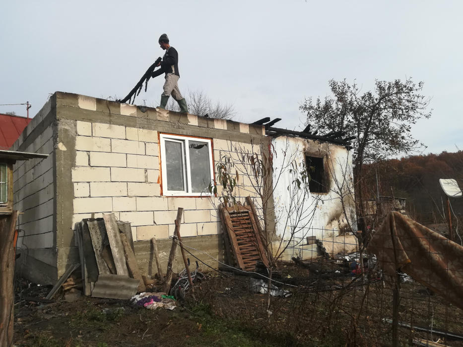 Casa care a ars a fost parțial refăcută cu sprijinul sătenilor impresionați de drama Floricăi și a copiilor ei