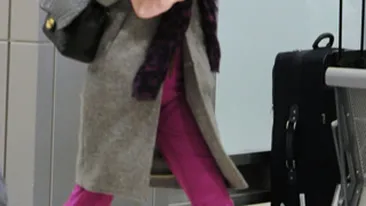 Ghici cine e vedeta care s-a infofolit ca sa nu o vada paparazzii!