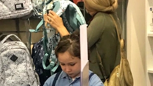 Ramona Ioana Bruynseels, la cumpărături alături de fetițele ei. Cum s-a îmbrăcat la shopping candidata la alegerile prezidențiale