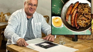 Nu e o glumă! Câți lei costă o porție de cârnați în restaurantul lui Mircea Dinescu din Centrul Vechi