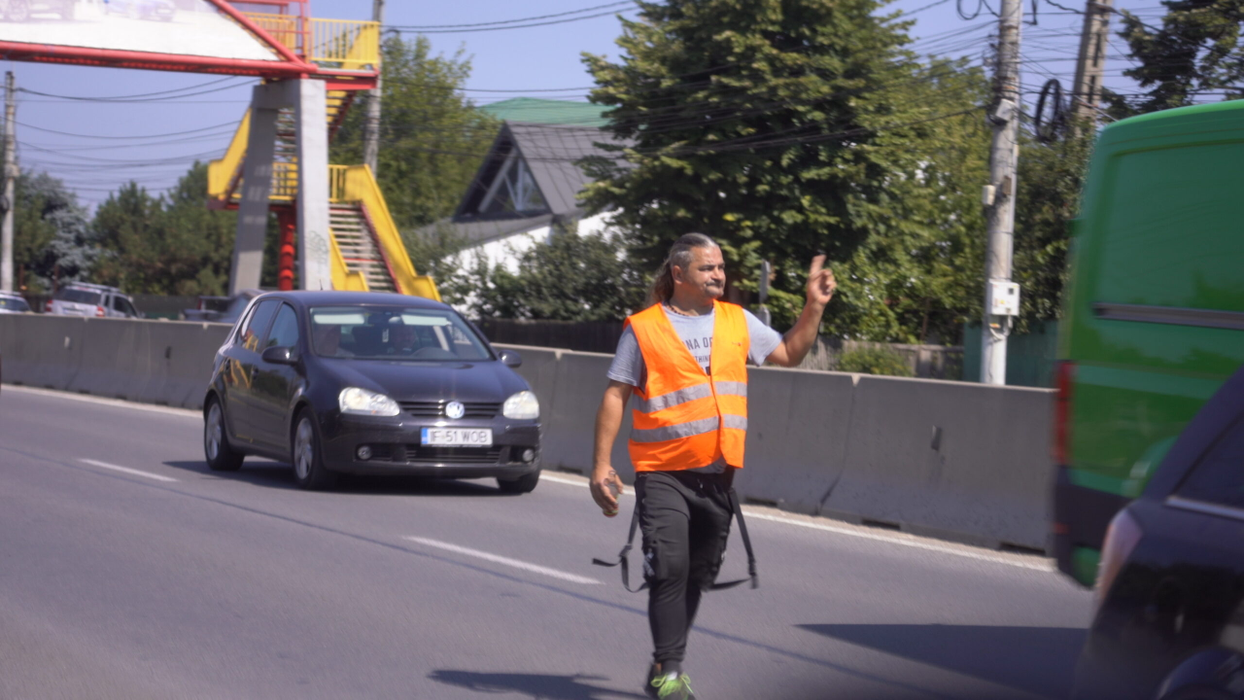 Marius Csampar încearcă să pozeze într-un cetățean model