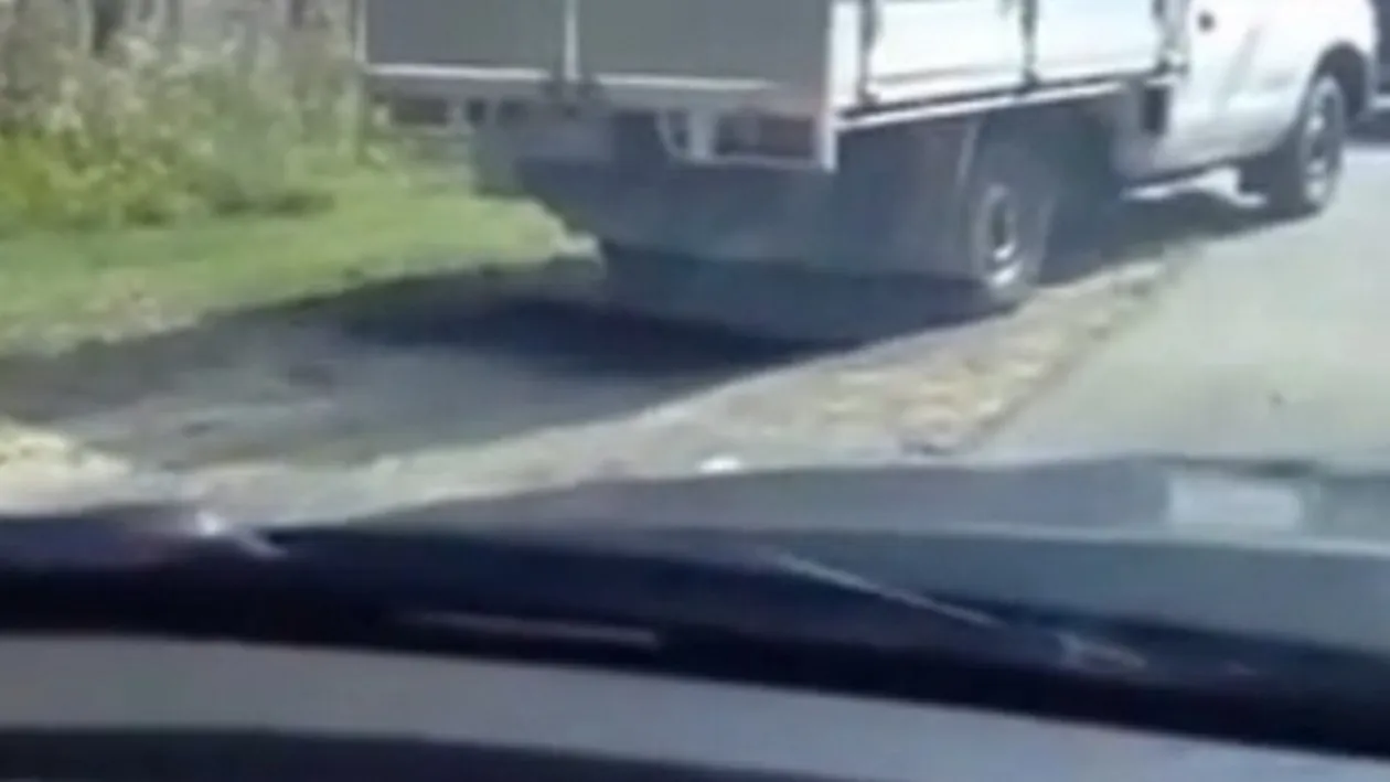 Au INGHETAT de SPAIMA! Cu ce s-au trezit doi barbati pe parbrizul MASINII, in timp ce mergeau pe sosea!