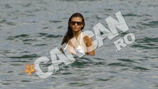 Imagine exclusiva! Monica Gabor, in valurile Marii Negre, pe litoralul romanesc! Toata lumea credea ca e in SUA, dar ea se balaceste la noi in mare!