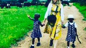 Moment emoţionant pentru Madonna! Cum au reacţionat gemenele adoptate atunci când au primit prima lor păpuşă - VIDEO 
