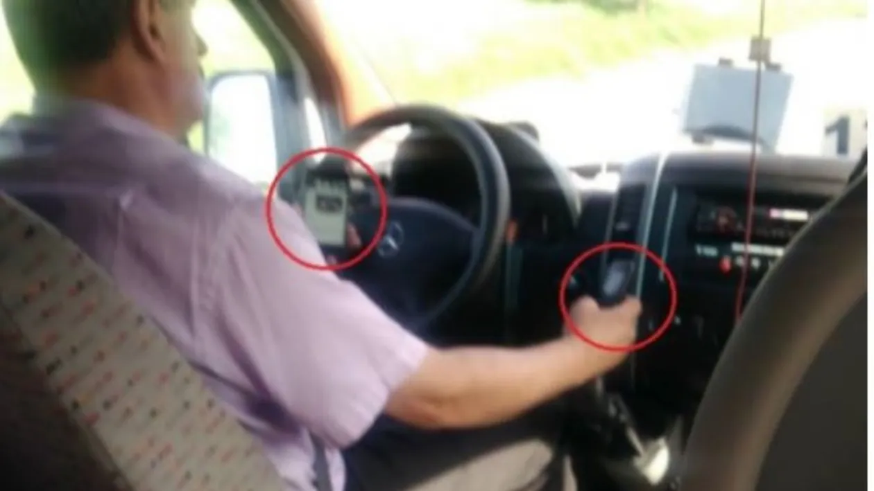 Șoferul de microbuz filmat butonând două telefoane în timp ce conducea a fost audiat! El riscă doar două puncte de amendă