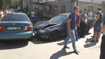 Un șofer a intrat cu mașina în mulțimea dintr-o stație de autobuze din Chișinău. O persoană a murit