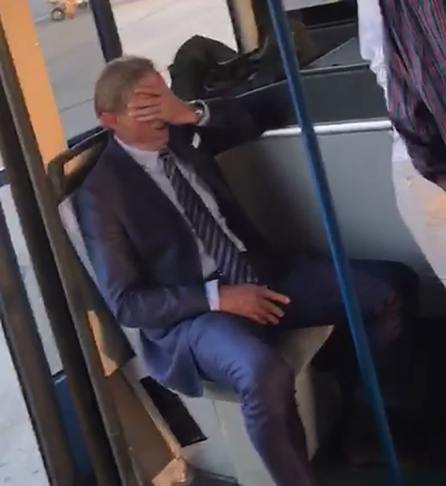 Daum este, pur şi simplu, mort de oboseală şi se freacă pe faţă