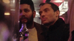 Jude Law s-a facut de ras intr-un bar din Ungaria! S-a imbatat si a vrut sa sarute un iepuras Playboy! Vezi ce reactie a avut fata