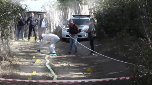 Crimă înfiorătoare în Vaslui. Trupul unui bărbat a fost găsit agățat de un gard. Criminalul l-a dezbrăcat de la brâu în jos