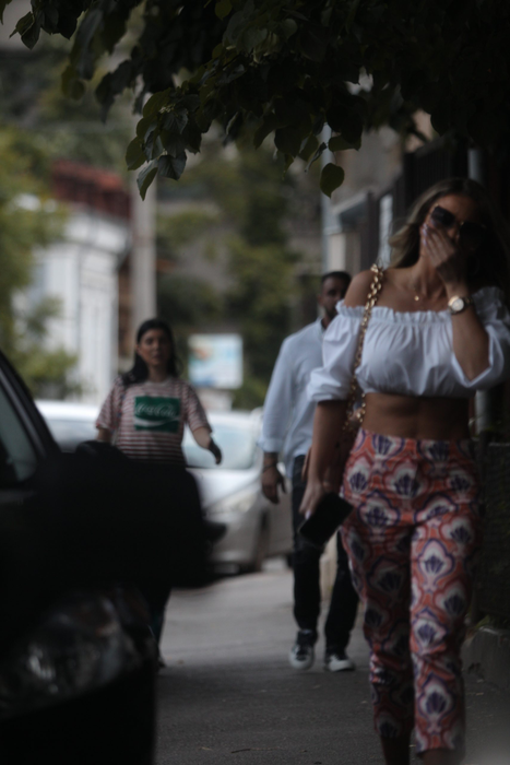 Bianca Drăgușanu, "talonată" îndeaproape de Alex Bodi, pe care încearcă să-l tempereze Andreea Tonciu