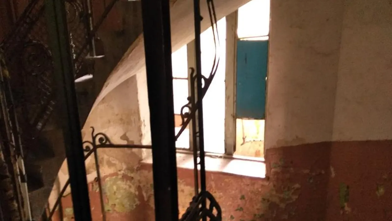 Secrete ascunse în pereții casei! Ce a găsit o femeie în locuința sa veche de 150 de ani