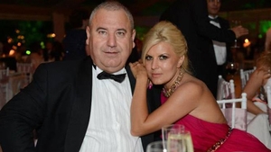 Elena Udrea si Dorin Cocos, primele fotografii impreuna! A vrajit-o pe o banca si i-a deschis portiera ca un gentlemen