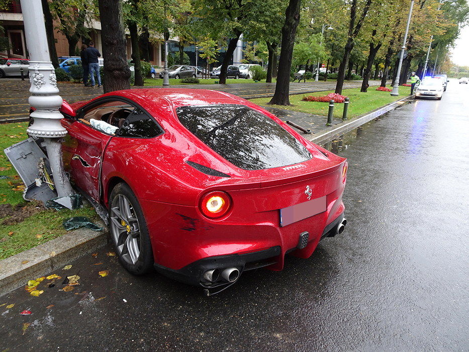 Ultima oră: accident uluitor în centrul Bucureştilor! Fostul boss milionar de la ”Asigurări” şi-a izbit de stâlp Ferrari-ul de 350 mii €!