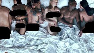 VIDEO - Imaginea care a făcut înconjurul lumii! KANYE WEST s-a pozat gol în pat alături de mai multe vedete controversate