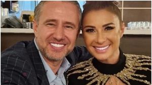 Imaginile care o vor scoate din sărite pe Anamaria Prodan! Laurențiu Reghecampf, prins în ofsaid cu două fete "foarte tinere și foarte botoxate"