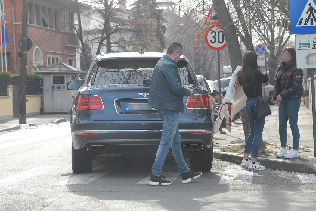 Remus Truică are mare grijă de fetele lui, pe care le-a luat cu Benlley-ul de un sfert de milion de euro