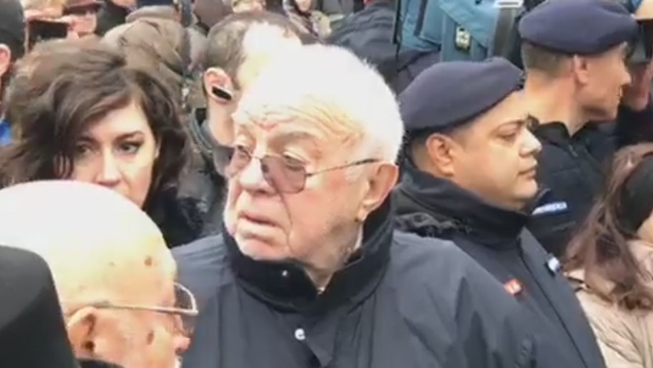 Alexandru Arşinel face totul pentru Stela Popescu! Deşi s-a spus că nu va veni la înmormântare, actorul nu a putut sta acasă. Imagini sfâşietoare! Nu s-a dezlipit nicio clipă de sicriul marii actriţe şi...