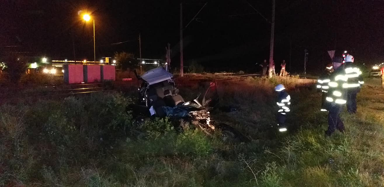 O șoferiță de 19 ani a fost la un pas să provoace o tragedie din cauza neatenției și a zburat cu mașina de pe drum. 5 răniți în urma impactului violent © dejeanul.ro