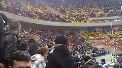 S-a scandat: "Si jandarmii ne iubeste! D-aia ne incercuieste!" Raspunsul jandarmilor: "E ca si cum v-ati face nevoile in sufrageria lui Mircea Sandu" VIDEO cu agresiunile