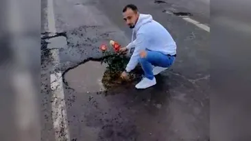 Doi tineri din Vrancea au plantat trandafiri în gropile de pe un drum național