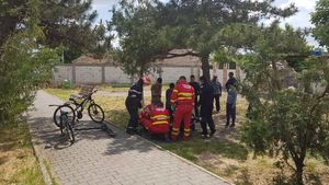 Stare de alertă în Călărași, după ce un copil a rămas captiv într-un leagăn! Misiunea pompierilor a fost una delicată
