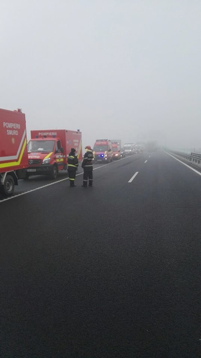 Imagine de la locul accidentului de la Nădlac, unde cel puţin 4 persoane şi-au pierdut viaţa şi 10 au fost rănite, după ce un autocar a intrat în coliziune cu mai multe autoturisme