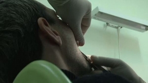 Ce i-au putut găsi medicii in gură acestui bărbat de 30 de ani! A fost prima vizita la dentist: In viata noastra nu am vazut asta