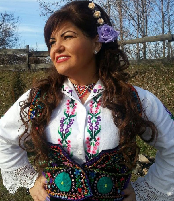 Gianina Nistor își vinde decapotabila. Ce sumă cere interpreta de muzică populară pe superba mașină