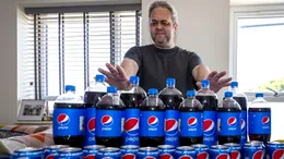 Acest bărbat a băut 20 de cutii de Pepsi, în fiecare zi, timp de 20 de ani. Ireal câte kilograme are acum