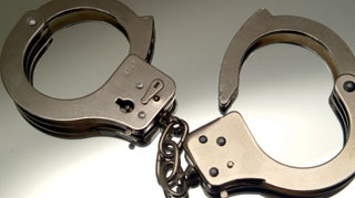 Doi romani, arestati in Insulele Cayman, fiind acuzati de fraude bancare