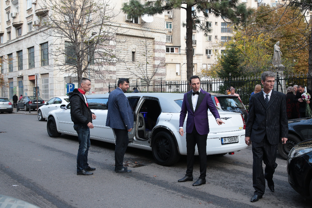 Alexandru a închiriat o limuzină pentru a-şi lua soţia de la biserică
