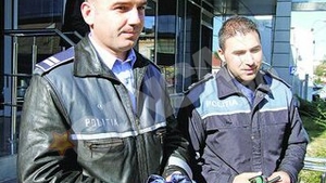 Doi politisti au salvat trei oameni dintr-un incendiu! Si-au facut masti din cravate si au intrat in foc