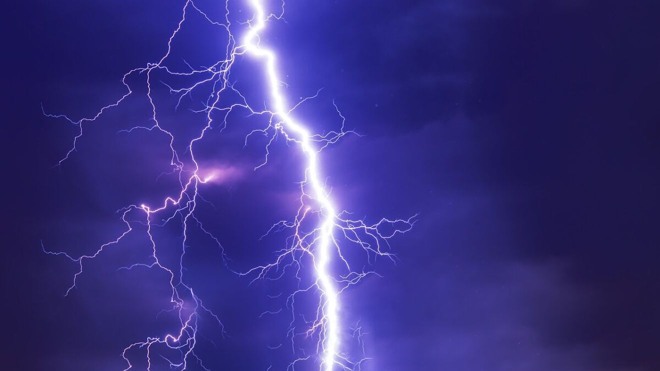 Revin furtunile în România! Avertisment ANM: județele în care vremea face prăpăd