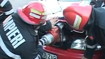 VIDEO Pompierii din Maramures au distrus o masina dupa ce... au crezut ca a luat foc! Comentariile sunt dementiale