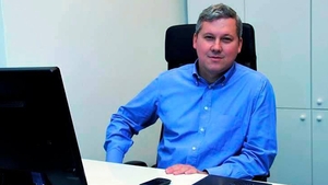 Imagini inedite cu omul care l-a făcut preşedinte pe Iohannis! A fost filmat in timp ce indesa in rucsac o pereche de chiloti!