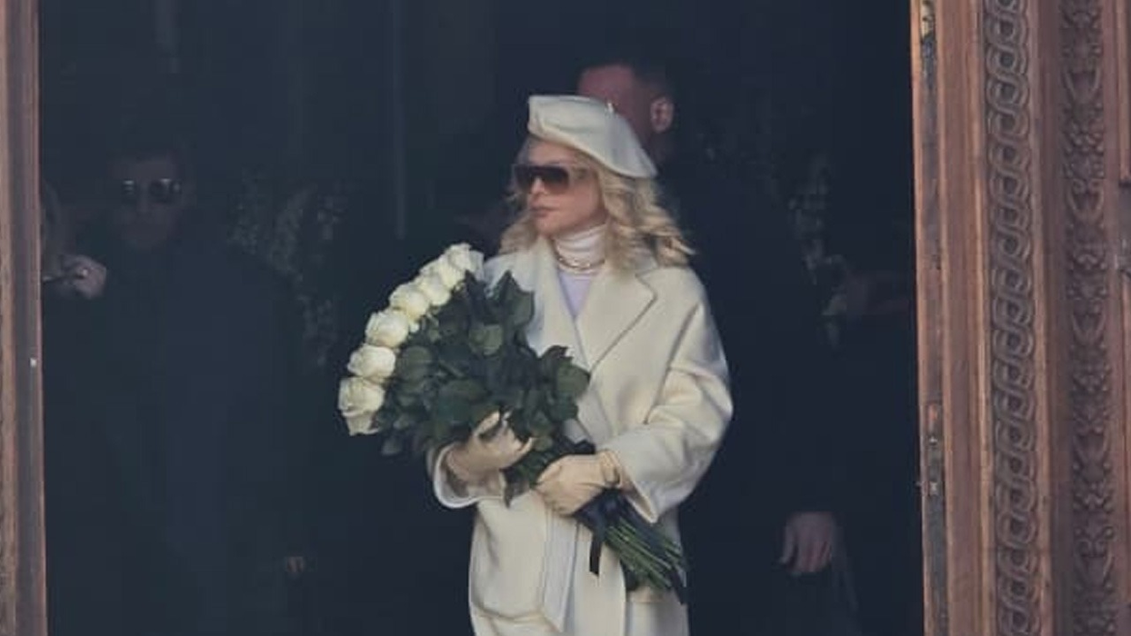 Loredana Groza, îngenuncheată de durere la înmormântarea tatălui. Momentul în care artista a cedat lângă sicriu