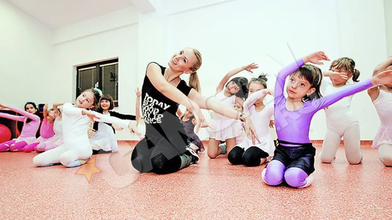 Oana Ionita are o clasa intreaga de balerine. Mamica-bebelusa e profesoara!