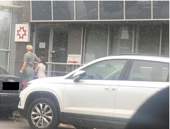 Ramona Ioana și fetița ei au făcut o vizită-fulger la medic