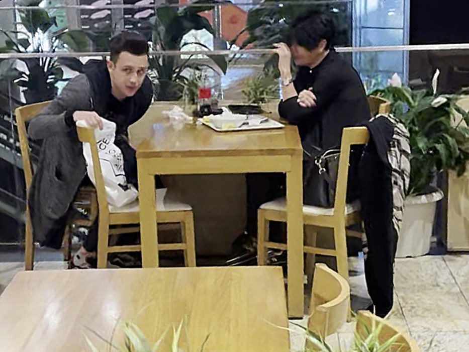 Patrizia Paglieri și fiul ei, Francesco, au dat o tură de mall, finalizată la restaurant
