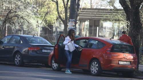 Raluca Ogica isi da aere de primavara! Si-a scos iubitul si doi prieteni la iarba verde
