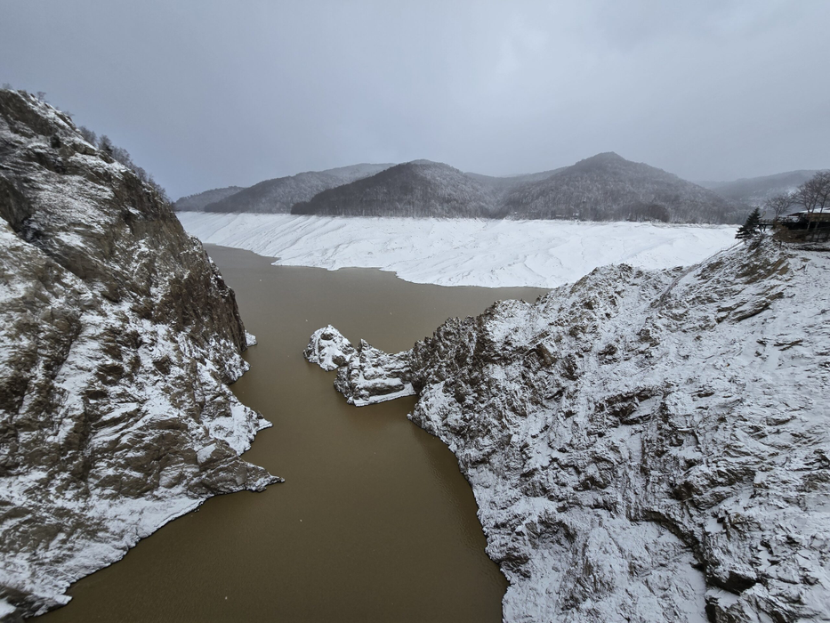 Ninge ca în povești la Barajul Vidraru/ sursă foto: mediafax