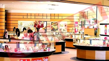 A hipnotizat vanzatoarea ca sa fure bijuterii