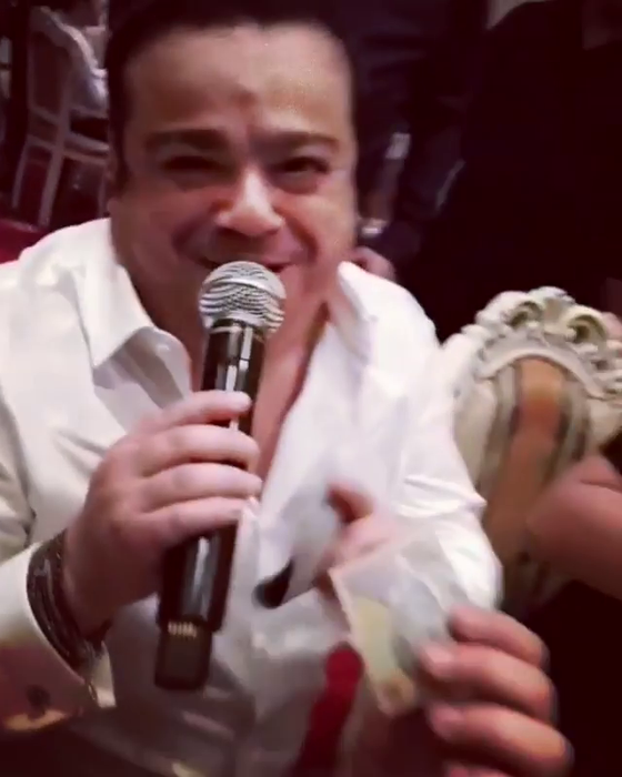 Adrian Minune a primit, din nou, 10 lei pentru o dedicație. Care a fost reacția manelistului