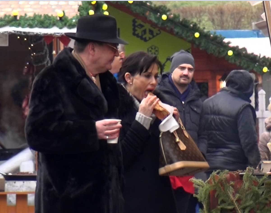 Dan Nicorescu şi partenera lui de plimbare au degustat bunătăţile de la târgul de Crăciun