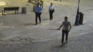 Un bărbat de 31 de ani înarmat cu o sabie își căuta soacra prin Centrul Vechi! Individul voia să o pedepsească