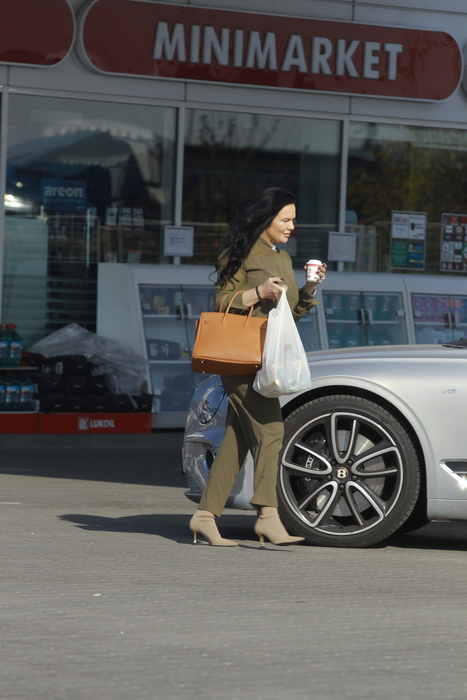 Ioana Năstase poartă o geantă Hermes Birkin în valoare de aproximativ 30.000 de euro / Sursă foto: CANCAN.RO
