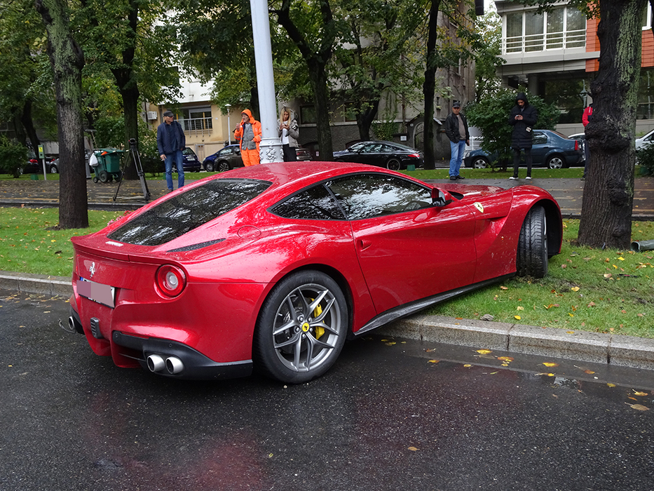 Ultima oră: accident uluitor în centrul Bucureştilor! Fostul boss milionar de la ”Asigurări” şi-a izbit de stâlp Ferrari-ul de 350 mii €!