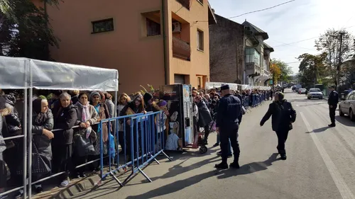 FOTO / Imagini impresionante! Mii de credincioşi s-au aşezat deja la coadă ca să se roage la moaştele Sfintei Parascheva! Avem programul religios al sărbătorii