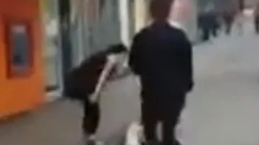 VIDEO SOCANT! Tânără de 19 ani, filmată in timp ce snopea in bătaie un bătrân de 80 de ani, pe stradă