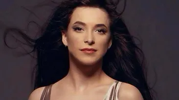 Telenovela traita de cantareata Bijou. Fostul iubit o cauta disperat, dupa ce le-a parasit pe ea si fiica lor